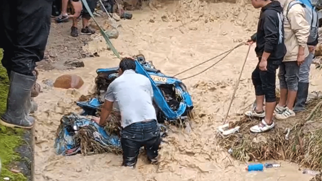 Tragedia en Piura: deslizamiento arrasa mototaxi y deja una mujer fallecida